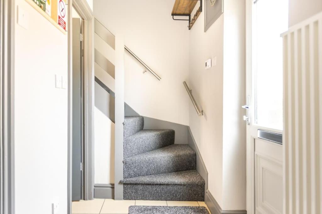 Rugby Coach House, Central Location, 5 Star Rating Экстерьер фото